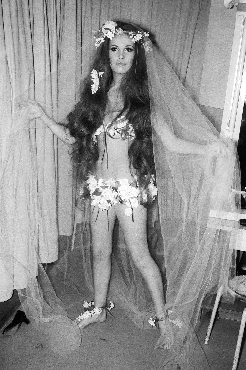 YSL 1968:
Bộ váy cưới lộng lẫy này, được làm hoàn toàn bằng hoa, bao gồm hoa
trang trí nơi mắt cá chân và khăn che mặt kèm vương miện hoa. Bộ
váy cưới này mang vẻ đẹp du mục của thập niên 60.