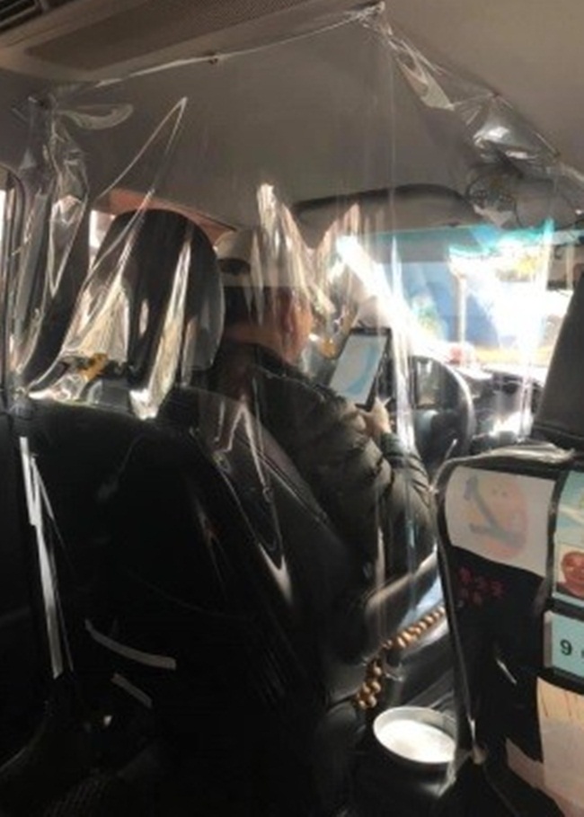 Hình ảnh chụp một tài xế taxi ở Tân Đài Bắc, Đài Loan, Trung Quốc đã lắp một lớp nilon nhựa để che chắn bản thân không tiếp xúc trực tiếp với hành khách tránh bị lây bệnh.