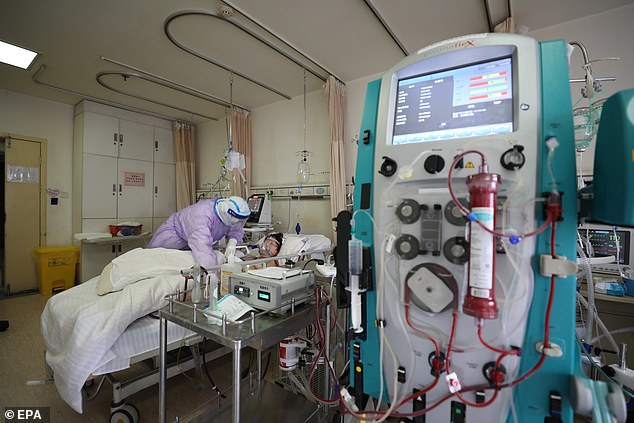 Y tá Trung Quốc chăm sóc người nhiễm Covid-19 tại bệnh viện ở Vũ Hán.