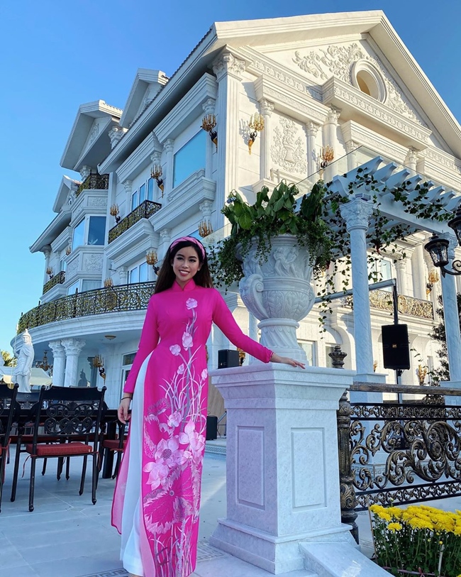 Dịp Tết nguyên đán 2020 vừa qua, Tiên Nguyễn gây chú ý khi diện áo dài hồng, tạo dáng trước căn biệt thự dát vàng trị giá hàng triệu đô của gia đình.