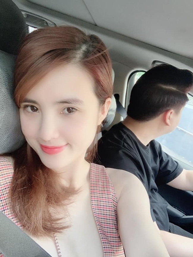 Sau đổ vỡ hôn nhân với người chồng đầu tiên, hiện Khánh Chi đang có cuộc sống hạnh phúc với bạn trai mới người Singapore. Tuy nhiên, cô không công khai danh tính cũng như ảnh chụp cận mặt bạn trai.