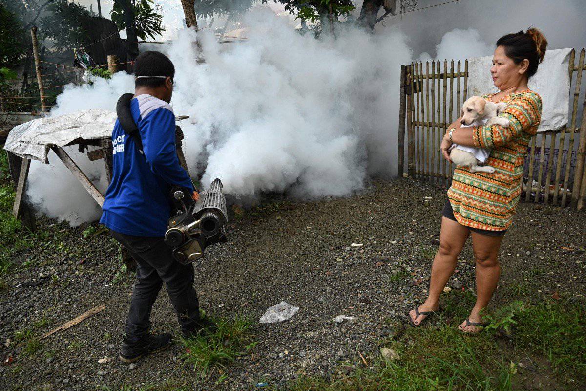 Nhân viên y tế phun thuốc diệt muỗi tại Philippines (ảnh: SCMP)