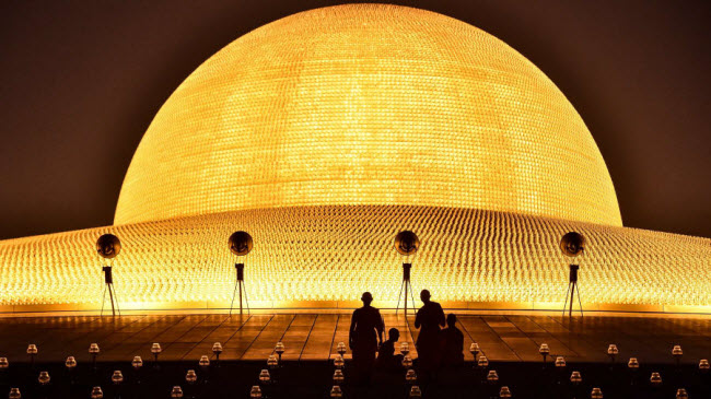 Các nhà sư chuẩn bị trước lễ Makha Bucha tại ngôi chùa Wat Phra Dhammakaya ở thành phố Bangkok, Thái Lan.
