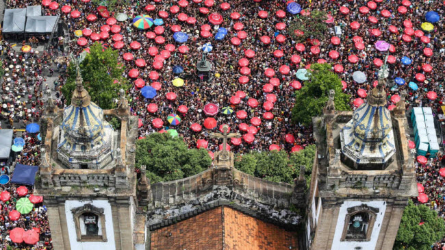 Hàng nghìn người tham gia lễ hội carnival ở thành phố Rio de Janeiro, Brazil.
