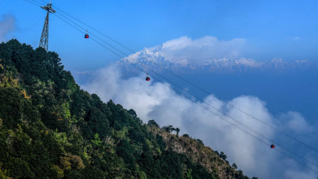 Du khách di chuyển bằng hệ thống cáp treo tại khu du lịch Chandragiri Hills ở Chandragiri, Nepal.
