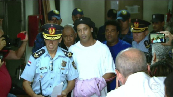Ronaldinho (áo trắng) và anh trai - Roberto De Assis bị từ chối&nbsp;bảo lãnh vì Thẩm phán tòa án ở Paraguay cho rằng họ có khả năng bỏ trốn