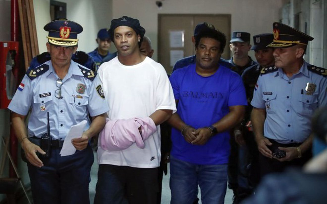Ronaldinho đang bị cảnh sát Paraguay bắt giữ