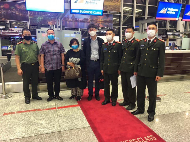 Đối tượng truy nã Lee Jongwoon bị bắt giữ tại quận Cầu Giấy, TP Hà Nội đã được bàn giao cho Cảnh sát quốc gia Hàn Quốc để xử lý theo thẩm quyền