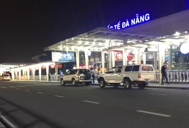2 xe ô tô của Trung tâm Kiểm soát bệnh tật tỉnh Quảng Nam chở 4 vị khách đang trong diện cách ly ra sân bay Đà Nẵng