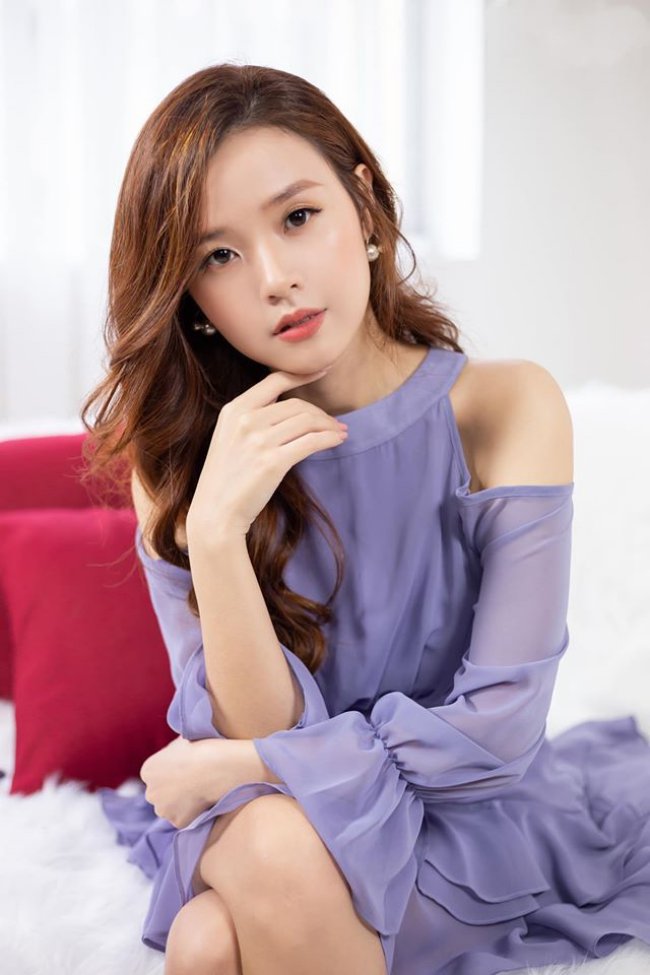 Midu là một trong những hot girl thời kỳ đầu,&nbsp;gây ấn tượng với đôi mắt to tròn cùng vẻ đẹp trong sáng, thuần khiết. Cô cũng thành công khi lấn sân sang lĩnh vực điện ảnh, từng tham gia một số bộ phim như &#34;Thiên mệnh anh hùng&#34;, &#34;Những thiên thần áo trắng&#34;, &#34;Mẹ chồng&#34;...