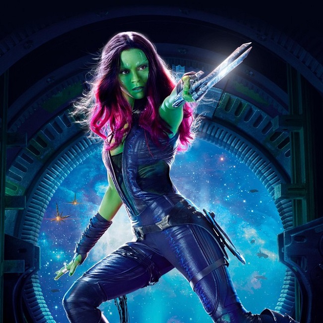 Cũng trong "End Game", Zoe Saldana vào vai Gamora - con gái của "trùm cuối" Thanos, với tạo hình nữ chiến binh ngoài hành tinh có làn da màu xanh lá và mái tóc đỏ rực.
