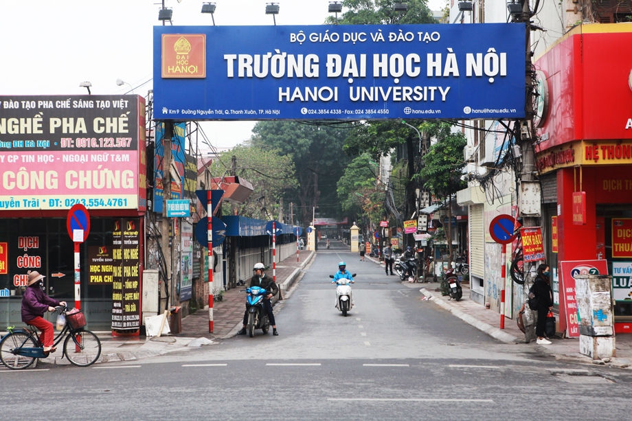 Nhiều trường đại học tại Hà Nội đã thông báo tiếp tục cho sinh viên nghỉ hết 15/3, đồng thời theo dõi diễn biến tình hình dịch bệnh.