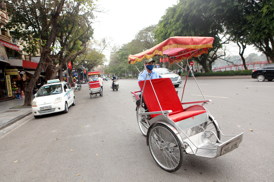 Những người làm nghề chở xích lô ế ẩm.