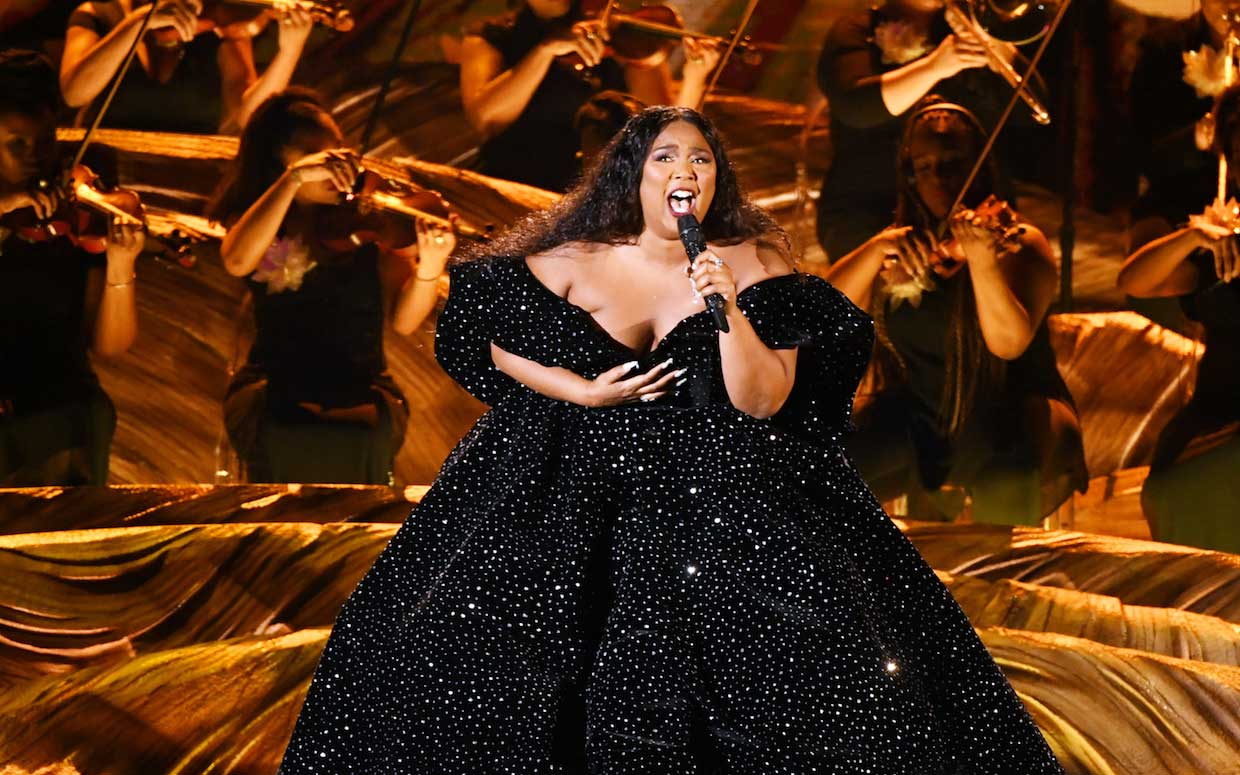 Lizzo trình diễn trên sân khấu Grammy 2020.