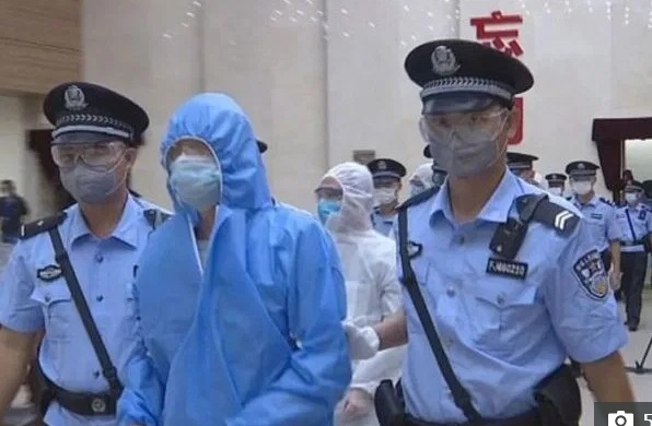 Trùm băng đảng Trung Quốc ra tòa giữa dịch Covid-19 với bộ dạng khác lạ - 1