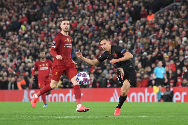 Marcos Llorente trừng phạt sai lầm của thủ thành Adrian