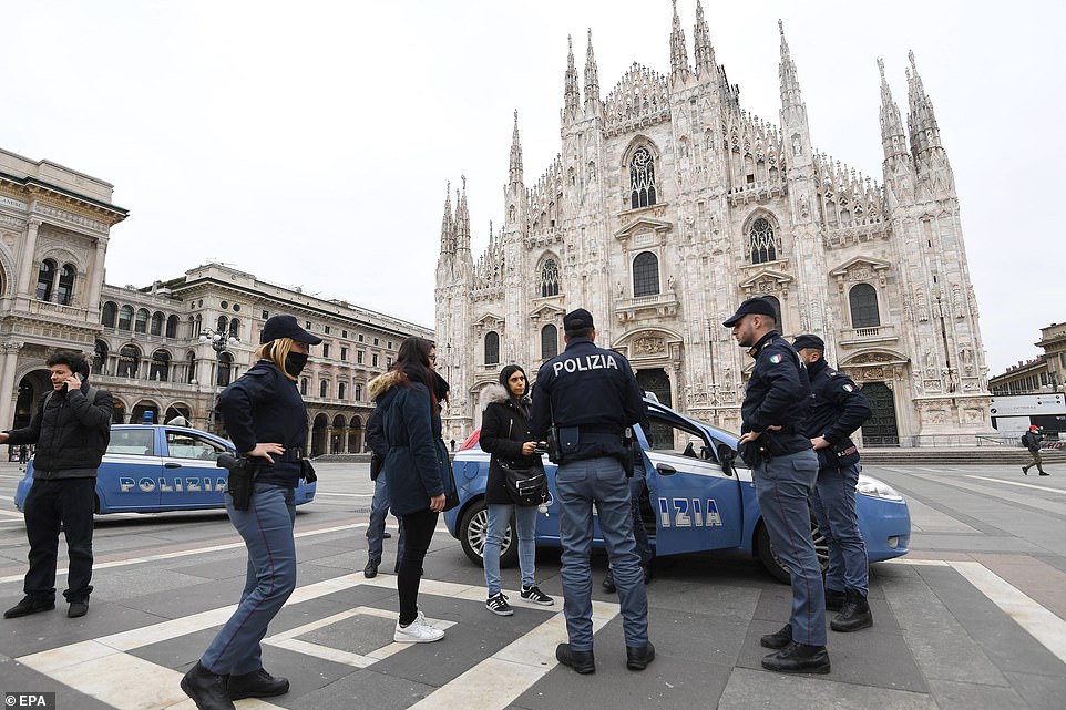 Cảnh sát Italia kiểm tra giấy tờ của 3 người đi đường trong những ngày phong tỏa.