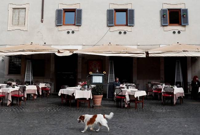 Nhà hàng chỉ có một khách duy nhất, xung quanh yên ắng, không một bóng người ở Rome, Italia.