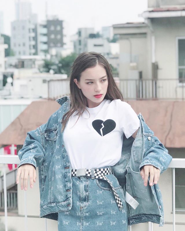 Sakura Kirsh diện set đồ denim&nbsp;gồm chân váy và áo khoác, đi cùng trang phục cô chọn mặc nó với áo phông trắng kèm thắt lưng.&nbsp;