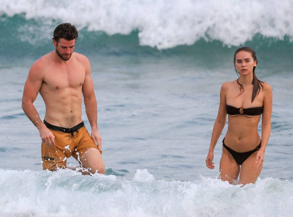 Liam Hemsworth và&nbsp;Gabriella Brooks cùng nhau đi biển.