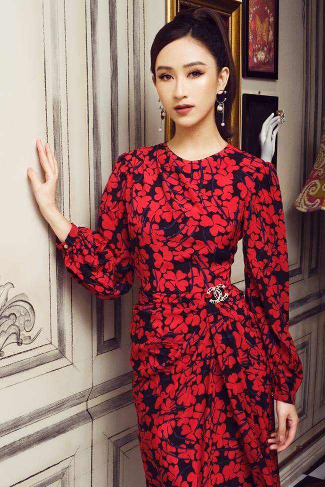 Á hậu Hà Thu đảm nhận vai trò làm mẫu cho bộ sưu tập mới của nhà thiết kế Lê Thanh Hòa. Các mẫu trang phục phù hợp để dạo phố lẫn tham gia các sự kiện sang trọng.