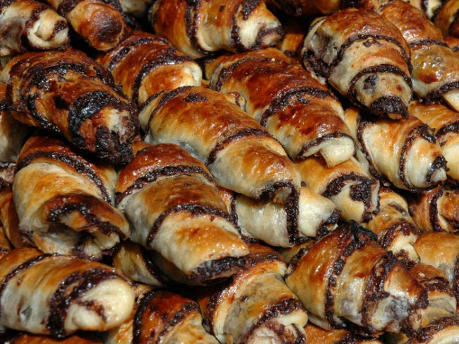 11. Bánh Rugelach, Israel: Bánh bột nước được cho thêm sô-cô-la và trái cây rất phổ biến tại các tiệm bánh ở thành phố Jerusalem.