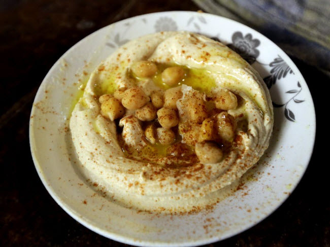 12. Hummus, Trung Đông: Đây là một món ăn Trung Đông và Ả Rập làm từ đậu gà nấu chín nghiền nhuyễn trộn với xốt tahini, dầu ô liu, nước cốt chanh muối và tỏi.