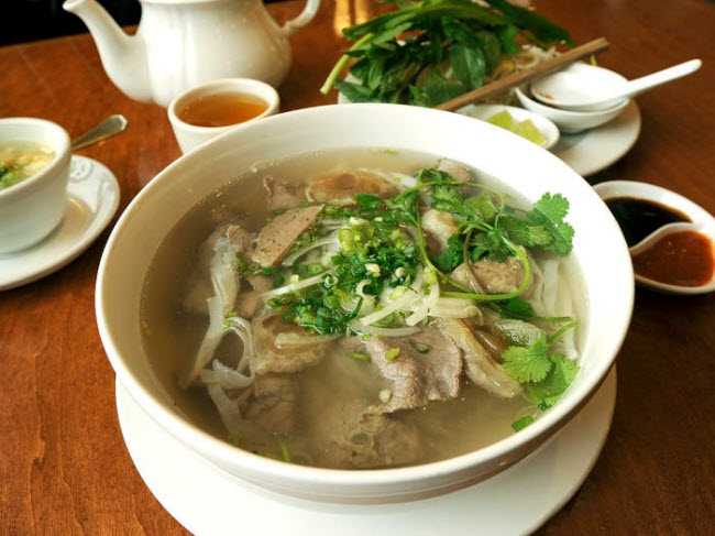 17. Phở Đồng Tháp, Việt Nam: Món ăn này được chế biến từ mì gạo, thịt lợn và nước hầm xương heo&nbsp;cùng các loại gia vị.