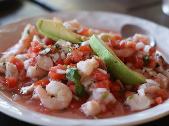 19. Ceviche, Peru: Đây là món ăn truyền thống ở Peru và Mỹ Latin. Nó được chế biến từ hải sản kết hợp với các loại quả họ cam quýt.