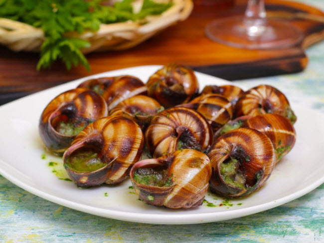 3. Ốc sên, Pháp: Du khách có thể thưởng thức đặc sản này tại nhà hàng nổi tiếng L'Escargot Montorgueil ở thành phố Paris.