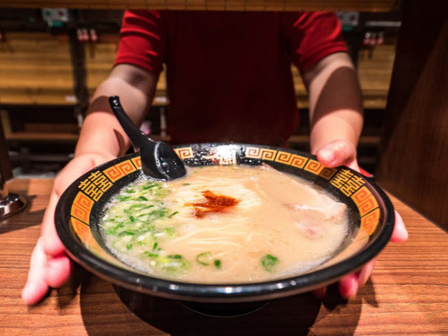 6. Mì ramen, Nhật Bản: Chuỗi nhà hàng Ichiran là điểm đến ưa thích của các thực khách mê món mì ramen. Nó được chế biến từ mì gạo truyền thống Nhật Bản cùng nước dùng được hầm từ xương lợn.