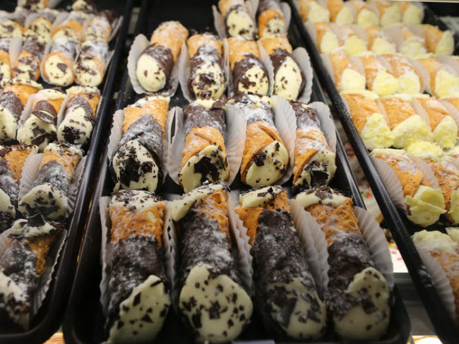 7. Bánh ngọt Cannoli, Italia: Cannoli bao gồm vỏ hình ống của bột bánh ngọt chiên, chứa đầy một loại kem ngọt, thường chứa ricotta.