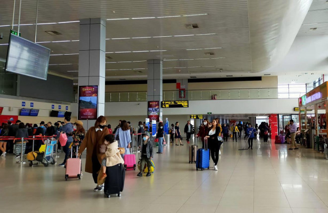 Hành khách tại sân bay Nội Bài (Hà Nội) - Ảnh: Dương Ngọc