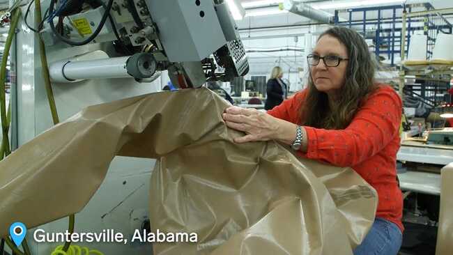 Bộ đồ bảo hộ được làm cẩn thận trong một nhà máy ở Guntersville, Alabama.