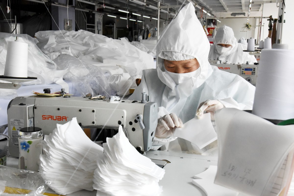 Sản xuất khẩu trang y tế tại Trung Quốc (ảnh: SCMP)