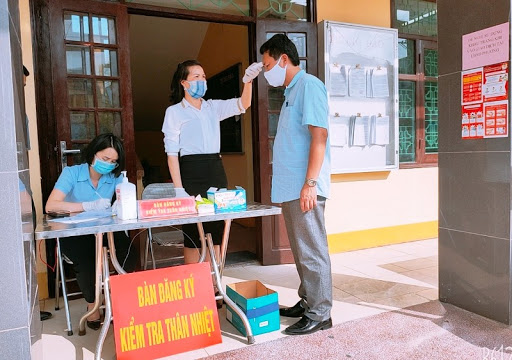 Phường Hoà Lạc (TP.Móng Cái)&nbsp;kiểm tra sức khỏe cho tất cả công dân tới trụ sở phường.