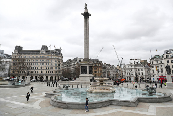 Quảng trường Trafalgar ở thủ đô London, Anh vắng vẻ trong sáng 13.3 (ảnh: Reuters)