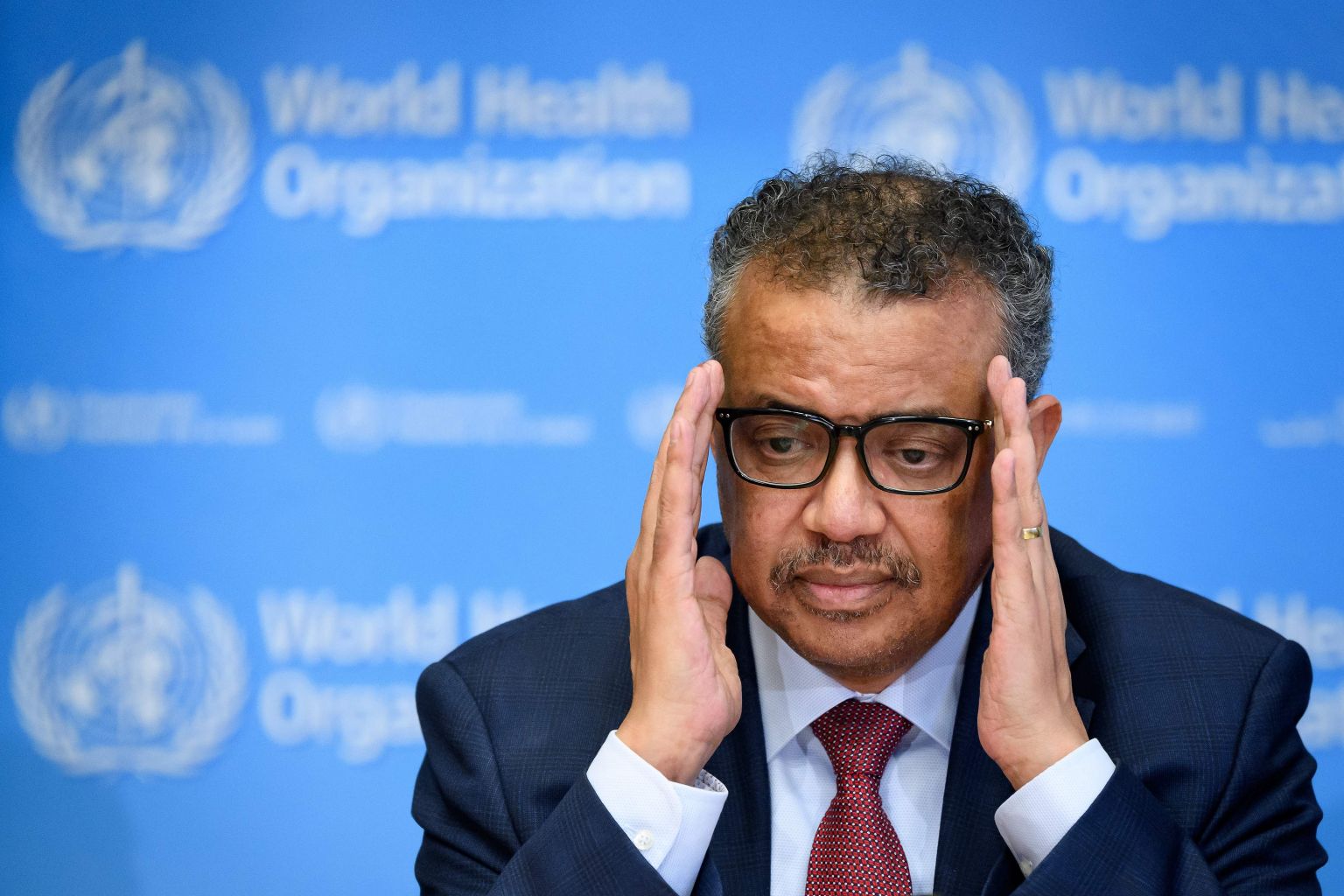 Tổng giám đốc của WHO – ông Tedros Adhanom Ghebreyesus, cảnh báo về thái độ trì hoãn chống dịch của một số quốc gia (ảnh: Daily Mail)