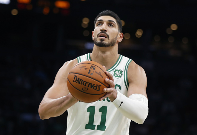 Enes Kanter rửa tay "điên cuồng" để phòng virus Corona