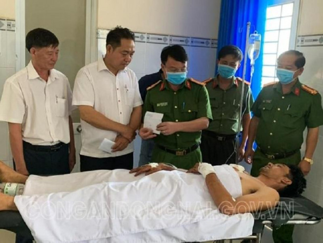 Công an huyện Xuân Lộc và chính quyền địa phương thăm công an viên bị thương trong lúc truy bắt kẻ trộm. Ảnh: Công an tỉnh Đồng Nai&nbsp;