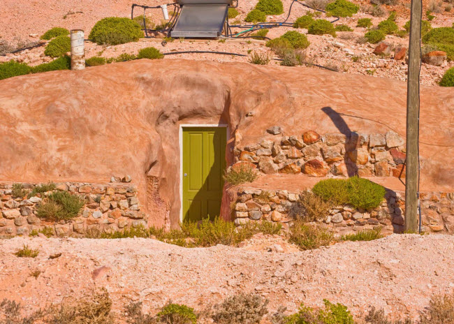 Coober Pedy, Australia: Thành phố Coober Pedy nằm giữa sa mạc và cách thành phố gần nhất 850 km. Nơi đây chỉ có khoảng 1.000 người sinh sống.
