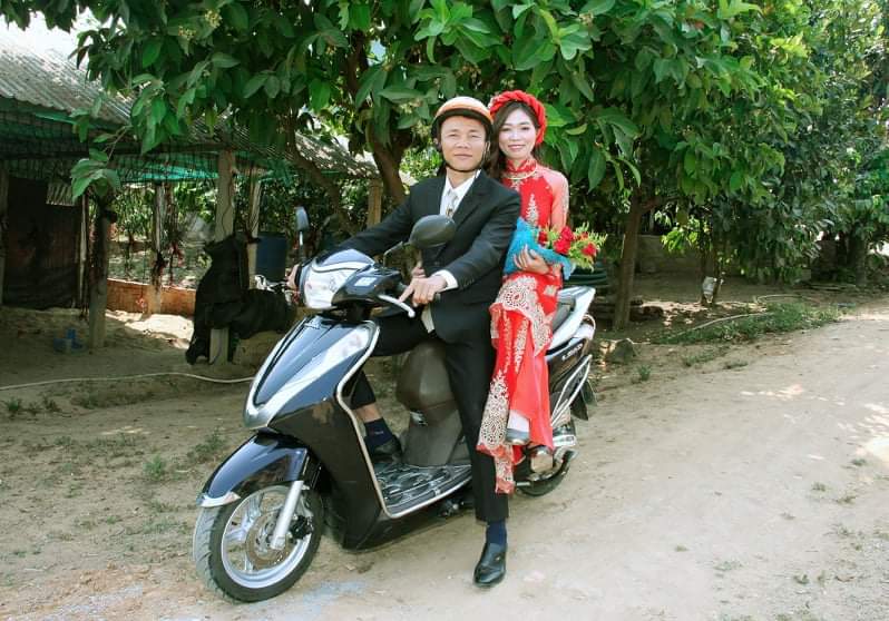 Lễ rước dâu bằng xe máy là kỉ niệm không thể nào quên của cặp đôi trong ngày trọng đại.