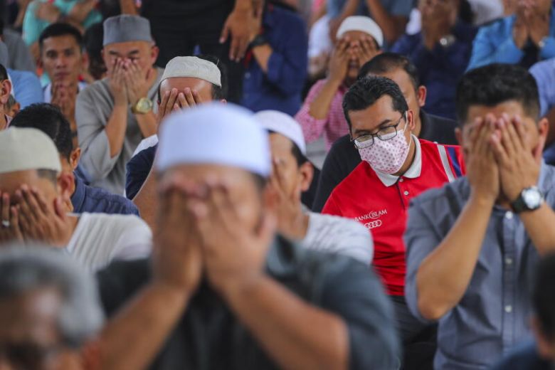 Rất ít người đeo khẩu trang khi tham gia vào sự kiện tôn giáo tại Kuala Lumpur (ảnh: Straitstimes)