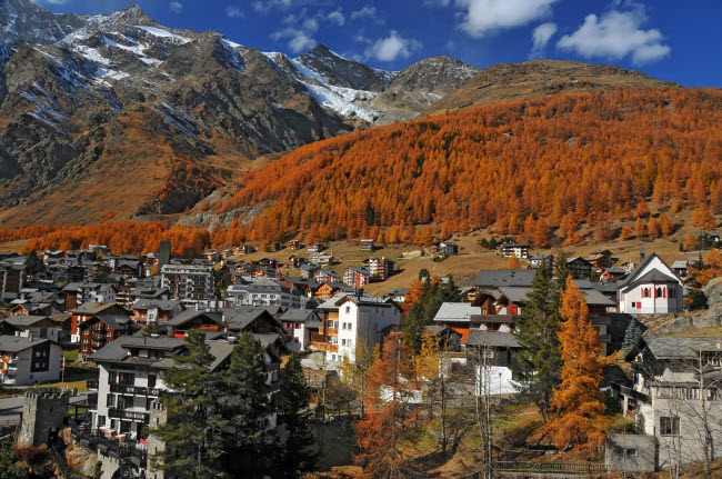 Saas-Fee, Thụy Sĩ: Ngôi làng nhỏ ở Thụy Sĩ được bao quanh bởi các dãy núi, nên việc tiếp cận rất khó khăn.
