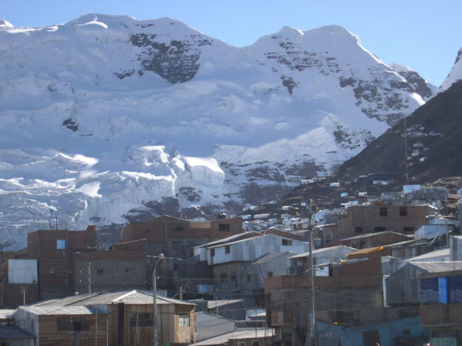 La Rinconada, Peru: Nằm ở độ cao 5.100 m so với mặt nước biển, La Rinconada được coi là thành phố cao nhất thế giới. Các ngọn núi tuyết phủ ở đây là thách thức thực sự đối với những người leo núi.
