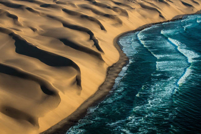Bờ biển Skeleton, Namibia: Nằm ở phía bờ biển Namibia, nơi đây nổi tiếng với những cồn cát chạy dọc ven biển. Du khách cũng có thể tìm thấy nhiều xương cá voi và hải cẩu ở đây.
