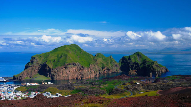 Vestmannaeyjar, Iceland: Quần đảo núi lửa này nằm ở phía nam Iceland. Nó có 44 hòn đảo lớn nhỏ khác nhau và là nơi sinh sống của khoảng 4.000 người. Nơi đây có phong cảnh thiên nhiên hoang sơ tuyệt đẹp.
