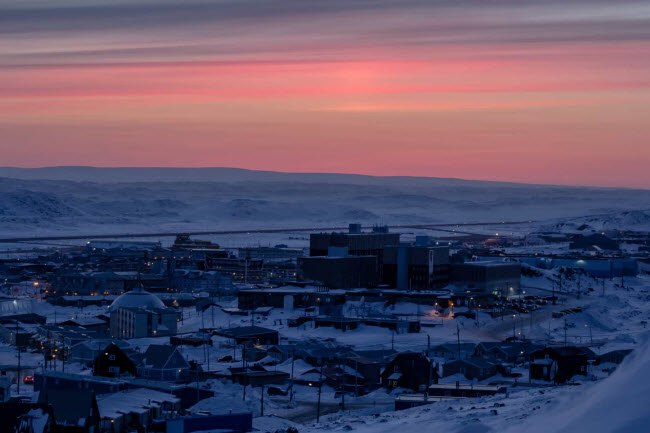 Iqaluit, Canada: Du khách gặp nhiều khó khăn trong việc tiếp cận thành phố Iqaluit, vì nó không kết nối với tuyến đường bộ nào.
