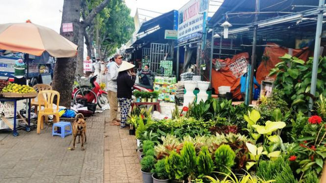 Theo các chủ sạp hàng, dù giảm giá kéo dài nhưng đến nay họ vẫn chưa thể xả hết hàng để trả mặt bằng cho nhà nước theo đúng thời gian.