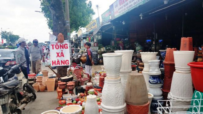 Ki-ốt quanh sân bay Tân Sơn Nhất hối hả xả hàng, trả mặt bằng - 6